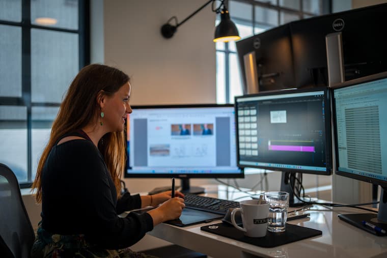 Medarbejder hos Zoom Film som sidder og arbejder ved computeren med 3D animationer